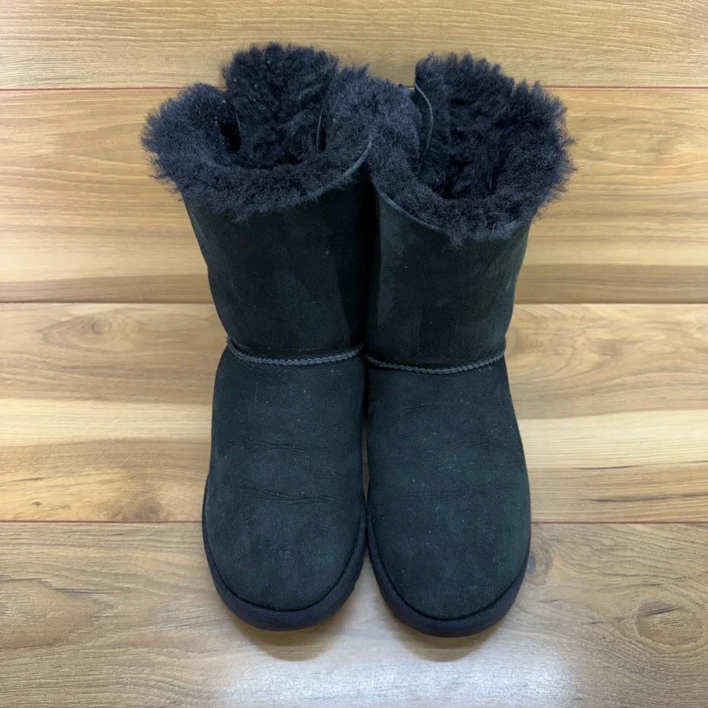 UGG Bailey Bow Short Boots Womens 8 Black Suede Shearling Mid Calf Boots